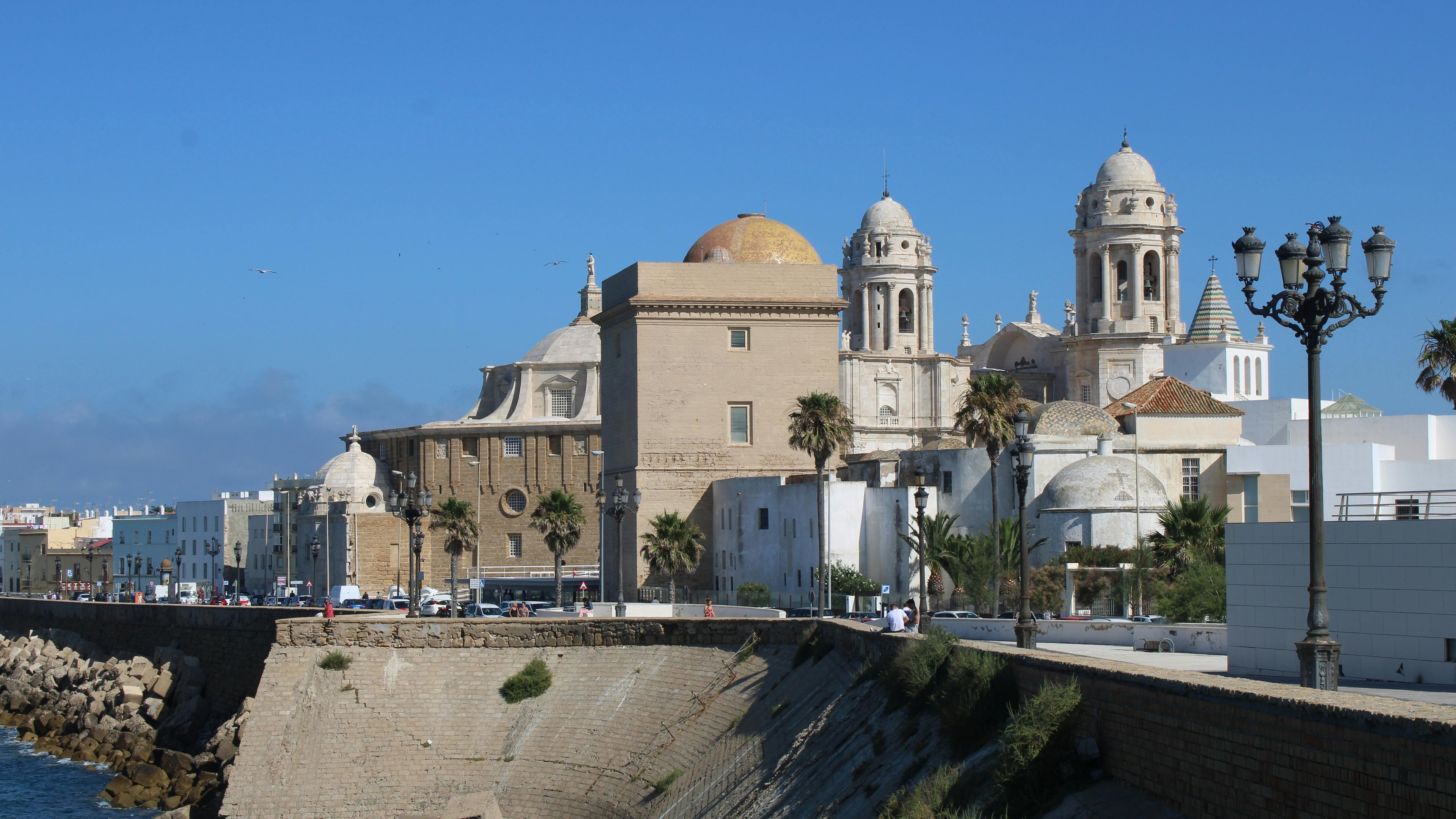 O que fazer em Cádiz: roteiro de 3 dias pela cidade mais antiga da Europa - Photo by Antonio Garcia Prats: https://www.pexels.com/photo/cadiz-cathedral-near-ocean-shore-17057568/