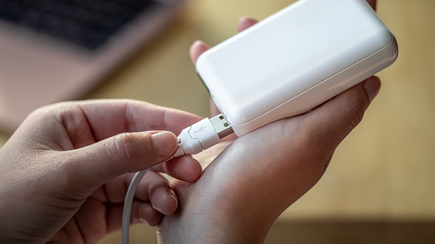 7 gadgets essenciais para ter em casa e não sofrer com a falta de luz - &amp;lt;a href=&amp;quot;https://br.freepik.com/fotos-gratis/mao-de-uma-mulher-segurando-um-cabo-usb-branco-e-um-banco-de-energia-branco_19589841.htm#fromView=search&amp;amp;page=1&amp;amp;position=9&amp;amp;uuid=b3a5ebbd-2a2f-46dc-ba85-450ff24598f4&amp;amp;query=power+bank&amp;quot;&amp;gt;Imagem de pvproductions no Freepik&amp;lt;/a&amp;gt;