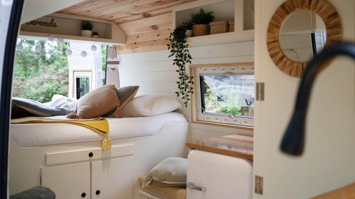 Por dentro de um motorhome de luxo: veja soluções de design e conforto - &amp;lt;a href=&amp;quot;https://br.freepik.com/fotos-gratis/veiculo-de-viagem-nomade-para-a-familia_27331967.htm#fromView=search&amp;amp;page=1&amp;amp;position=10&amp;amp;uuid=d87345aa-0eb6-41c5-b806-2f242d94719e&amp;amp;query=interior+de+um+motorhome+de+luxo+&amp;quot;&amp;gt;Imagem de freepik&amp;lt;/a&amp;gt;