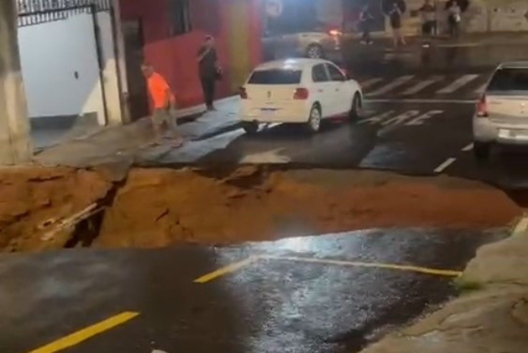 Cratera se abriu no asfalto no Bairro Bonfim, na Zona Leste da cidade-Redes sociais