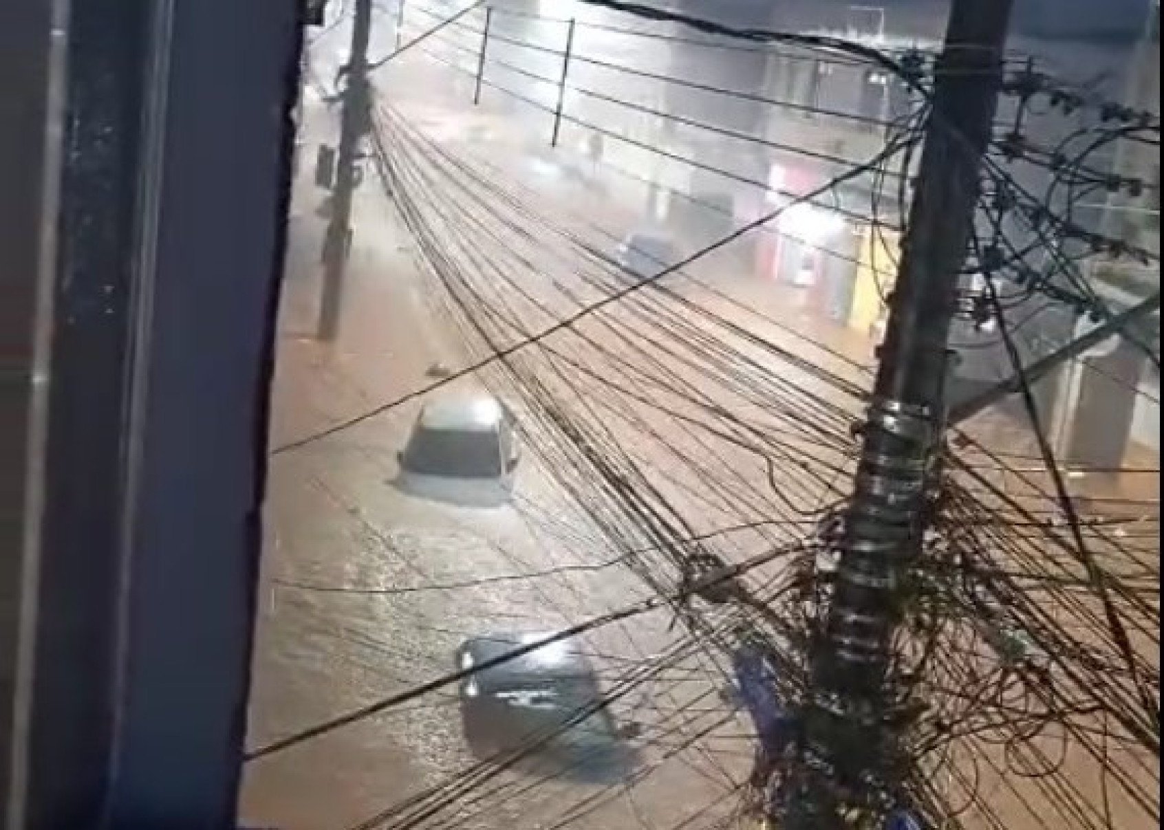 Carros parcialmente submersos no Bairro Vitorino Braga, na Regi&atilde;o Leste da cidade-Redes sociais
