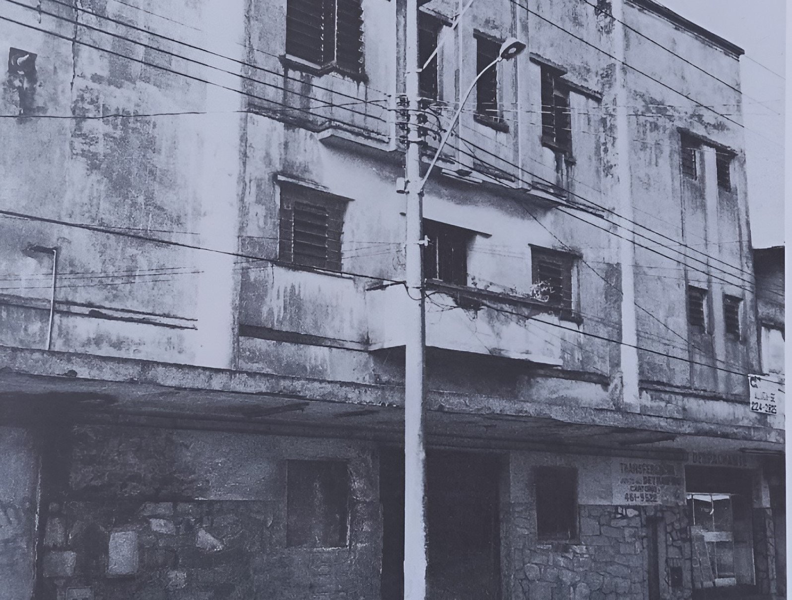 Fachada degradada do Cine Horto, em 1993, em Belo Horizonte