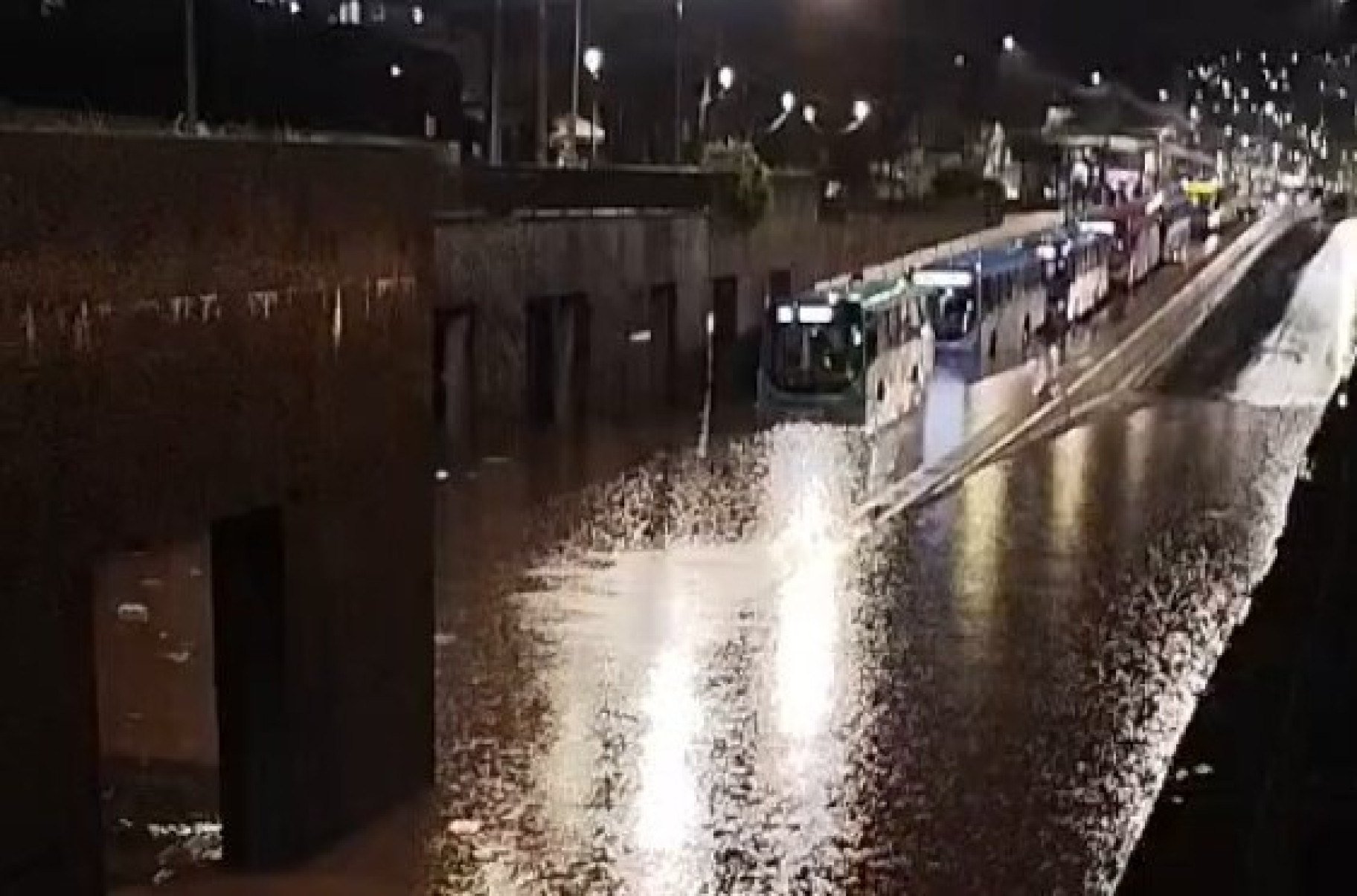 Mergulh&atilde;o ficou totalmente alagado, impedindo passagem de carros e &ocirc;nibus-Redes sociais