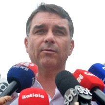 Flávio Bolsonaro chama Moraes de "negacionista" após ação contra CFM -  Ed Alves CB/DA Press