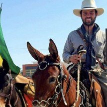 Trajeto de 10 mil km! Conheça o brasileiro que tenta voltar dos Estados Unidos ao Brasil montado em mula - Divulgac?a?o