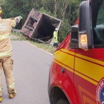 Minas: motorista morre em acidente envolvendo carreta - CBMMG/Divulga&ccedil;&atilde;o
