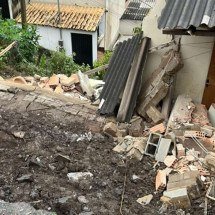 Desabamento ocorreu rua Zilda Caldeira de Oliveira, no Bairro Morro de São Francisco, na manhã desta segunda-feira (15) -  (crédito: CBMMG/Divulgação)