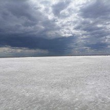 Trem ‘desliza’ sobre lago rosa e encanta turistas na Rússia - wikimedia commons Vetrik 17