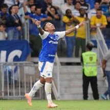 Arroyo comemora gol contra o Corinthians, que garantiu à Raposa vaga na fase de grupos da Libertadores de 2026 -  (crédito: Alexandre Guzanhe/EM/D.A. Press)