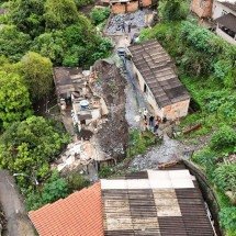 Casa é soterrada por desabamento e menino de 5 anos fica em estado grave - Defesa Civil de Sabará