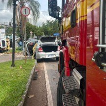 Motorista com hérnia de disco precisa ser imobilizado após acidente - Corpo de Bombeiros/Reprodu&ccedil;&atilde;o