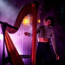 Harpista Marina Mello, que mora na Suíca, participa hoje do encerramento da 20ª QI -  (crédito: Francesca Camila/divulgação)