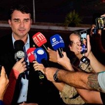 Com Lula favorito, Flávio Bolsonaro desidrata candidatura de Tarcísio