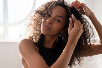 Guia de cabelos crespos e cacheados: 8 passos para brilho e definição