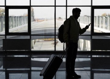 Com a alta temporada de viagens, passageiros devem redobrar a aten&ccedil;&atilde;o contra golpes digitais ao usar o celular em locais p&uacute;blicos -  (crédito: FreePik)