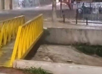 Temporal deixa ruas de Santa Luzia (MG) alagadas -  (crédito: Redes sociais)