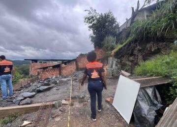 Equipe da Defesa Civil vai até local em que família foi soterrada em Sabará, na Grande BH -  (crédito: Edésio Ferreira/EM/DA Press)