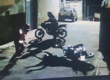 Câmeras de segurança flagraram o momento em Thiago Mateus foi morto, na frente da casa da mãe -  (crédito: Redes sociais)