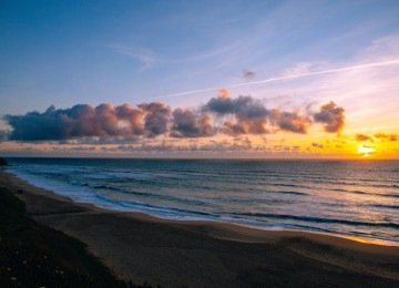 Praia no pôr do sol; imagem meramente ilustrativa -  (crédito: Victoria Boiko/Pexels)