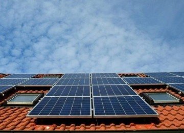 Hoje, o sistema conta com 24 painéis solares de 440 watts cada e fornece energia contínua sem depender da rede elétrica.  -  (crédito: Leopictures/Pixabay)