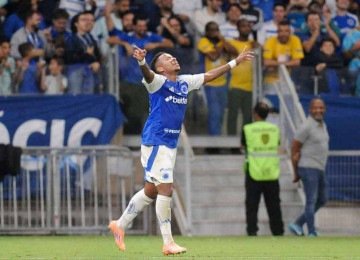 Arroyo comemora gol contra o Corinthians, que garantiu à Raposa vaga na fase de grupos da Libertadores de 2026 -  (crédito: Alexandre Guzanhe/EM/D.A. Press)