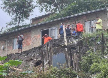 Três irmãos, de 5, 7 e 10 anos, e os pais, de 43 e 51,  foram atingidos por um desabamento em Sabará (MG), na Grande BH, na manhã desta terça-feira (16/12) -  (crédito: Edésio Ferreira/EM/DA Press)