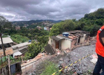 Família é atingida por deslizamento de terra. Pai e filho ficaram soterrados e menino está em estado grave -  (crédito: Edésio Ferreira/EM/DA Press)