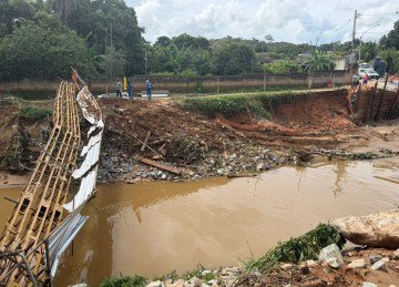 Passarela de pedestres caiu ap&oacute;s as fortes chuvas em Santa Luzia, na Grande BH. Ela fica na Rua Jos&eacute; Pedro de Carvalho, Bairro Ponte Pequena, na sede municipal -  (crédito: JULIO MOREIRA/EM/D.A PRESS)