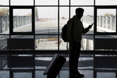Com a alta temporada de viagens, passageiros devem redobrar a aten&ccedil;&atilde;o contra golpes digitais ao usar o celular em locais p&uacute;blicos -  (crédito: FreePik)