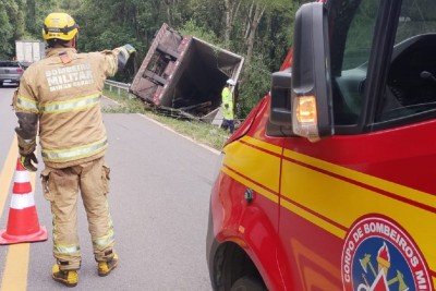 Bombeiros encontraram o motorista j&aacute; sem vida no local do acidente -  (crédito: CBMMG/Divulga&ccedil;&atilde;o)