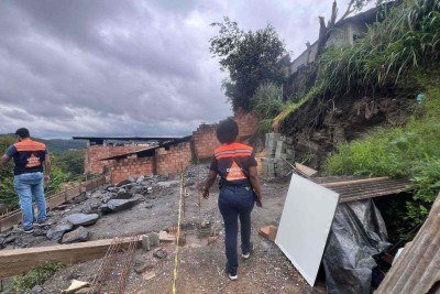 Equipe da Defesa Civil vai até local em que família foi soterrada em Sabará, na Grande BH -  (crédito: Edésio Ferreira/EM/DA Press)