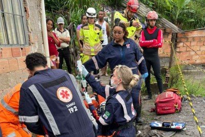 Bombeiros e Samu reanimaram criança de cinco anos após 50 minutos de RCP -  (crédito: Divulgação/CBMMG)