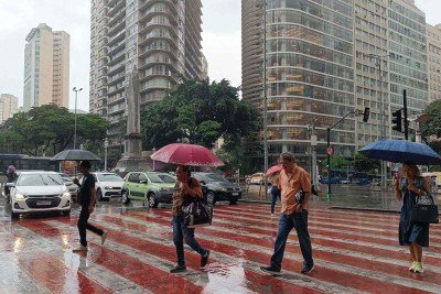Chuva? Confira previsão do tempo em BH nesta terça-feira (16/12) -  (crédito: Larissa Leone/EM/D.A Press)