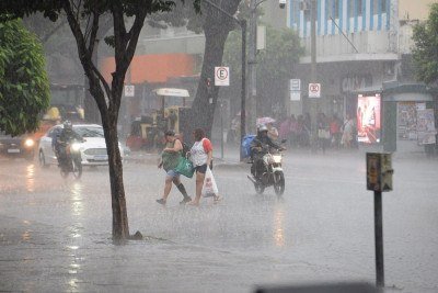 BH pode enfrentar chuva forte nesta terça-feira (16/12)
       -  (crédito:  Túlio Santos/EM/D.A Press)