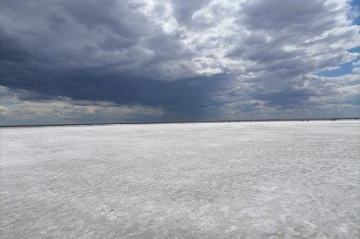 Uma atração curiosa chama a atenção de turistas em um lago situado na Rússia, na região da Sibéria. É lá que fica o lago Burlinskoe, reconhecido como um dos destinos mais extraordinários do planeta. -  (crédito: wikimedia commons Vetrik 17)