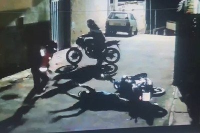 Câmeras de segurança flagraram o momento em Thiago Mateus foi morto, na frente da casa da mãe -  (crédito: Redes sociais)