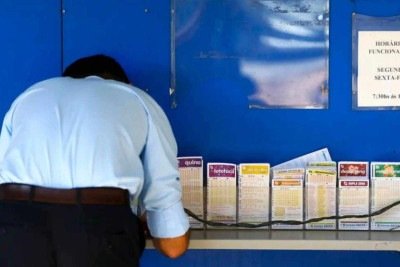 AGU defende que bloqueio a beneficiários do Bolsa Família em bets não atinja loterias -  (crédito: Platobr Economia)