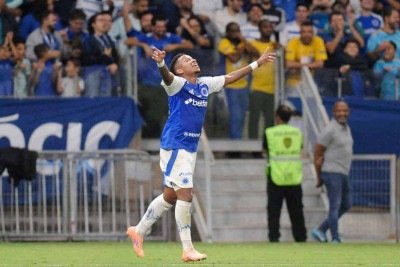 Arroyo comemora gol contra o Corinthians, que garantiu à Raposa vaga na fase de grupos da Libertadores de 2026 -  (crédito: Alexandre Guzanhe/EM/D.A. Press)