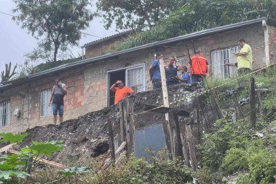 Três irmãos, de 5, 7 e 10 anos, e os pais, de 43 e 51,  foram atingidos por um desabamento em Sabará (MG), na Grande BH, na manhã desta terça-feira (16/12) -  (crédito: Edésio Ferreira/EM/DA Press)