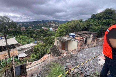 Família é atingida por deslizamento de terra. Pai e filho ficaram soterrados e menino está em estado grave -  (crédito: Edésio Ferreira/EM/DA Press)