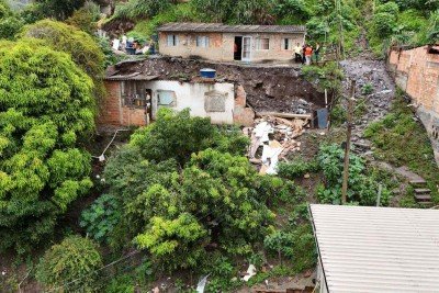 Desabamento na Rua Zilda Cadeira de Oliveira, nº 266, no Bairro Morro São Francisco -  (crédito: Defesa Civil de Sabará)