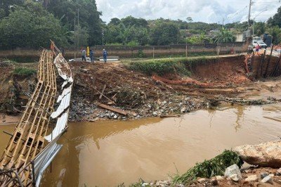 Passarela de pedestres caiu ap&oacute;s as fortes chuvas em Santa Luzia, na Grande BH. Ela fica na Rua Jos&eacute; Pedro de Carvalho, Bairro Ponte Pequena, na sede municipal -  (crédito: JULIO MOREIRA/EM/D.A PRESS)