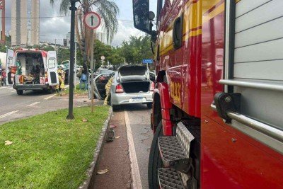Acidente na avenida Bar&atilde;o Homem de Melo, no Bairro Estoril, deixa dois feridos -  (crédito: Corpo de Bombeiros/Reprodu&ccedil;&atilde;o)