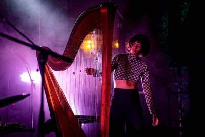 Harpista Marina Mello, que mora na Suíca, participa hoje do encerramento da 20ª QI -  (crédito: Francesca Camila/divulgação)