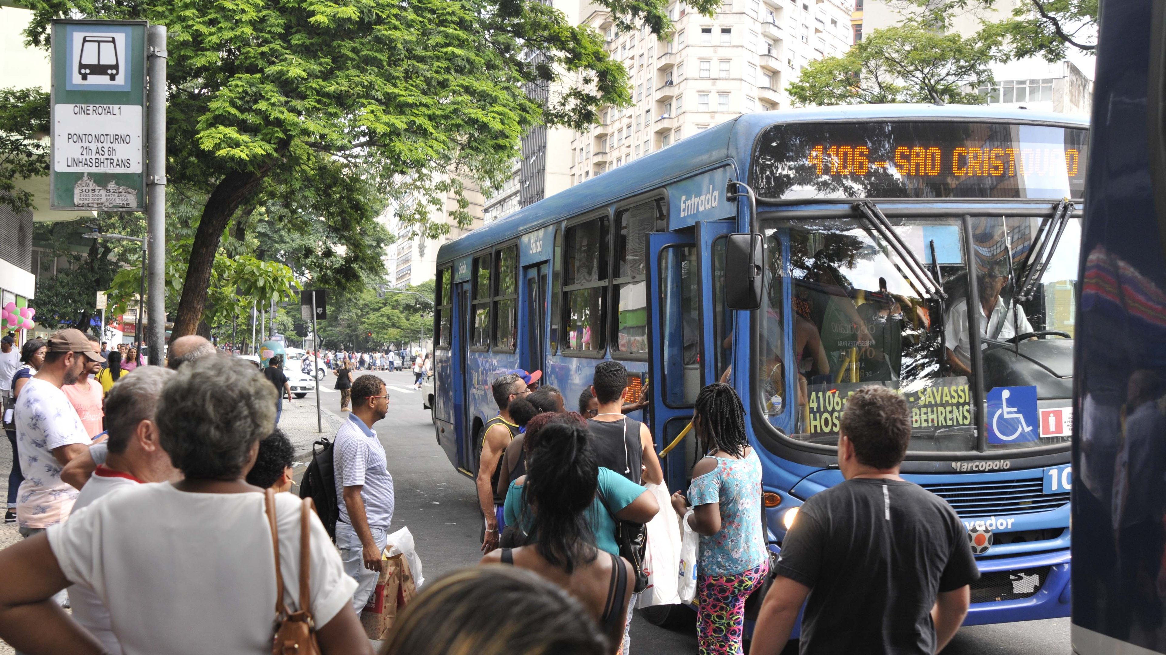 Passageiros aguardam ou embarcam em um &ocirc;nibus em Belo Horizonte, cidade que aderiu &agrave; Tarifa Zero aos domingos. -  (crédito:  Juarez Rdorigues/EM)