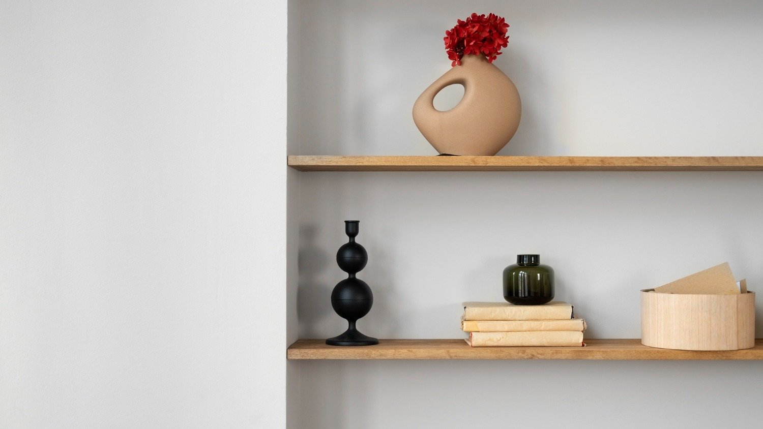 Minha casa pode ser atingida por um tremor? Veja dicas de segurança - &amp;lt;a href=&amp;quot;https://br.freepik.com/fotos-gratis/arranjo-interior-com-flores-secas_30237308.htm#fromView=search&amp;amp;page=1&amp;amp;position=2&amp;amp;uuid=4037efc1-f473-4976-97d7-f2d0670d844a&amp;amp;query=estante+alta&amp;quot;&amp;gt;Imagem de freepik&amp;lt;/a&amp;gt;