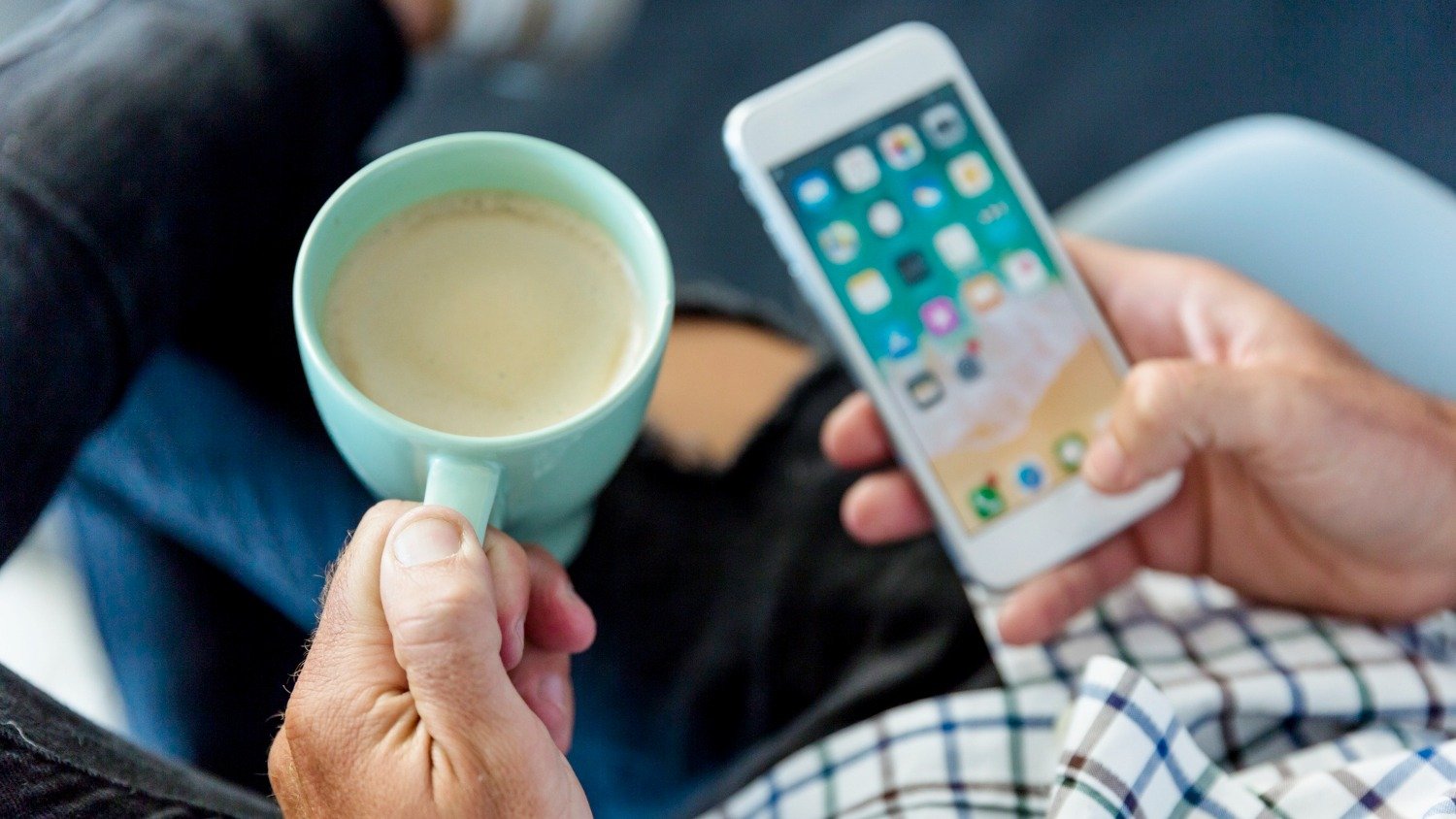 5 aplicativos de previsão do tempo para não ser pego de surpresa - &amp;lt;a href=&amp;quot;https://br.freepik.com/fotos-gratis/composicao-moderna-com-xicara-de-cafe-e-smartphone_3357121.htm#fromView=search&amp;amp;page=1&amp;amp;position=10&amp;amp;uuid=62f09f02-85d3-487d-a040-de9f38f8a576&amp;amp;query=aplicativo+de+previs%C3%A3o+de+tempo&amp;quot;&amp;gt;Imagem de freepik&amp;lt;/a&amp;gt;