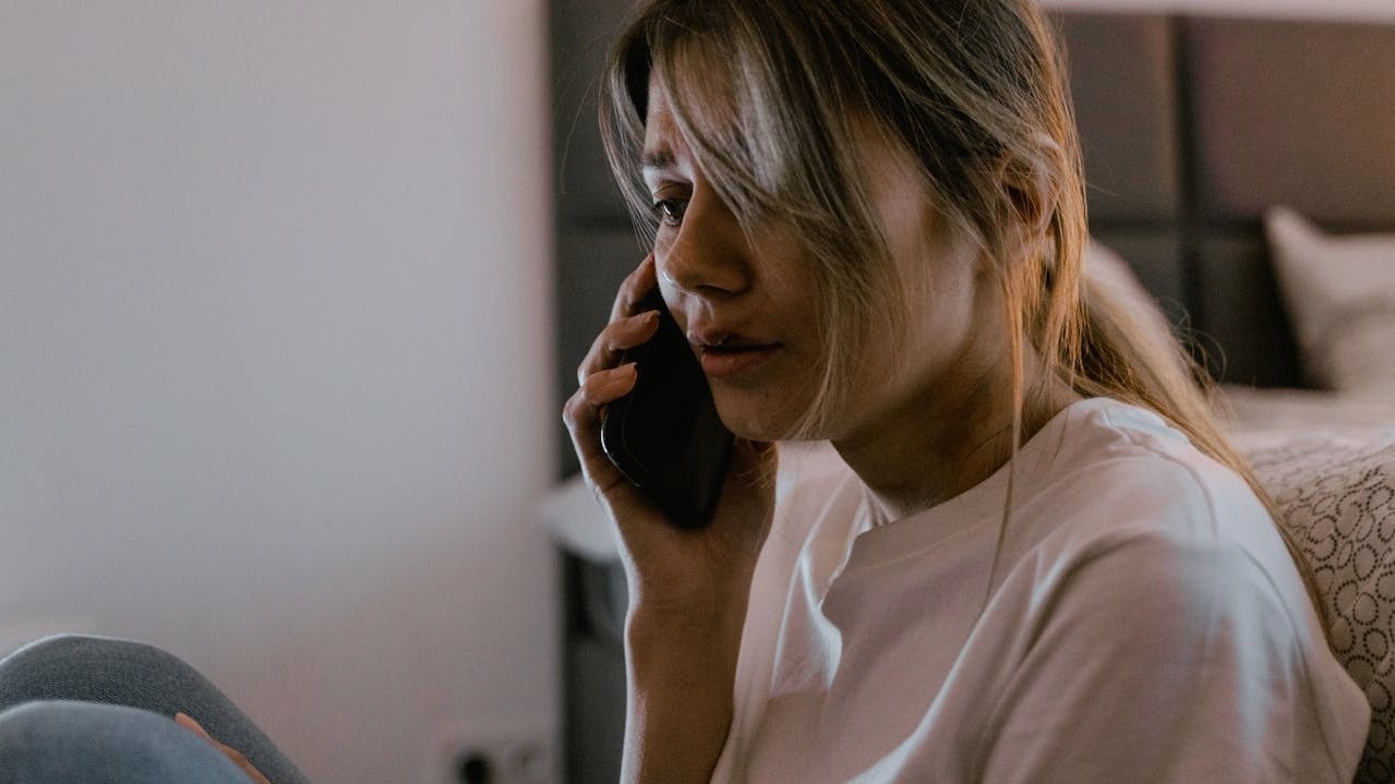 Violência contra a mulher: como denunciar um agressor de forma segura - Foto de MART  PRODUCTION: https://www.pexels.com/pt-br/foto/mulher-smartphone-celular-telefone-celular-7699331/