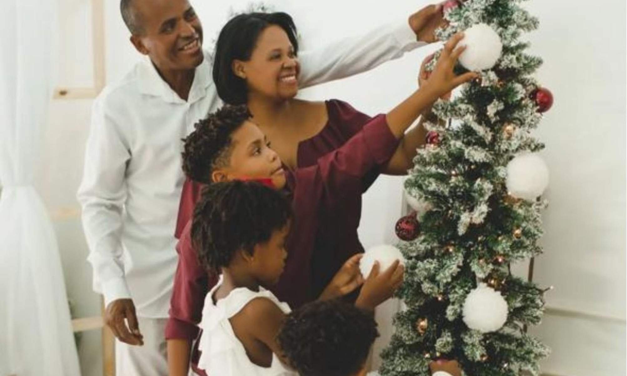 Três irmãos, de 5, 7 e 10 anos, e os pais, de 43 e 51, foram atingidos por um desabamento em Sabará (MG), na Grande BH, na manhã desta terça-feira (16/12)-Arquivo pessoal