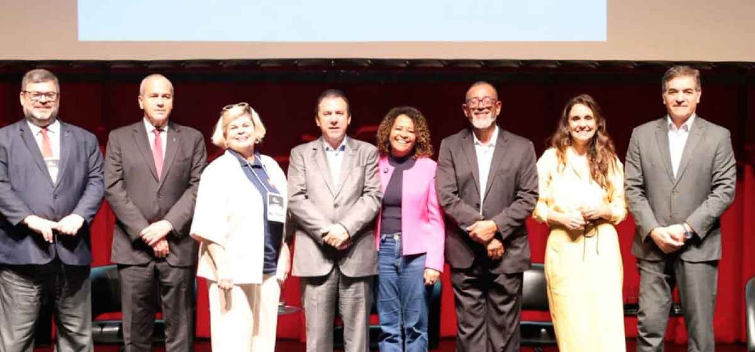 Ministro Luiz Marinho e o superintendente do Minist&eacute;rio do Trabalho em Minas, Carlos Calazans, no Sesc-Palladium 
